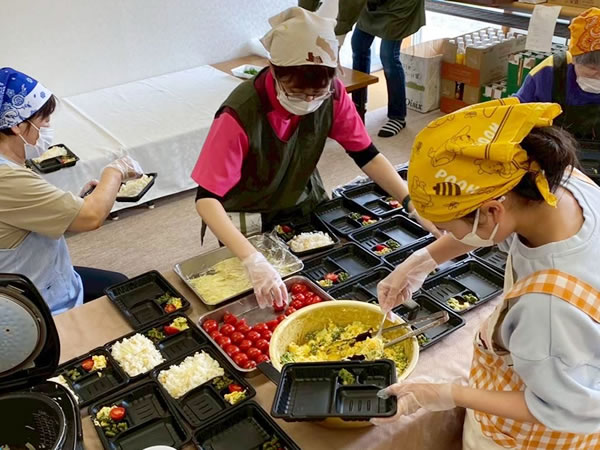 私たちが食事を作っているイメージ
